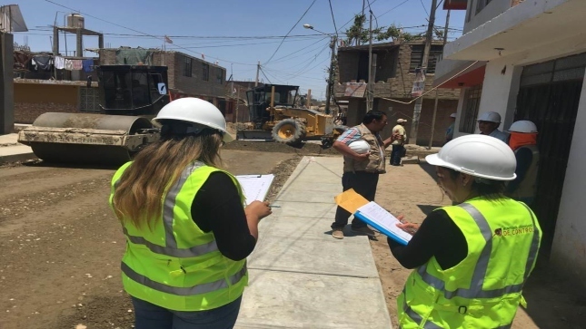 Imagen JPG de dos ciudadanos pertenecientes del programa Monitores Ciudadanos de Control de la Contraloría supervisando obra de pavimentación.
