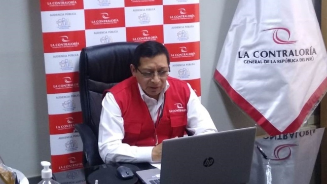 Imagen JPG de colaborador de la Contraloría sentado en su escritorio participando de la Audiencia Pública Virtual “La Contraloría te Escucha” Junín.