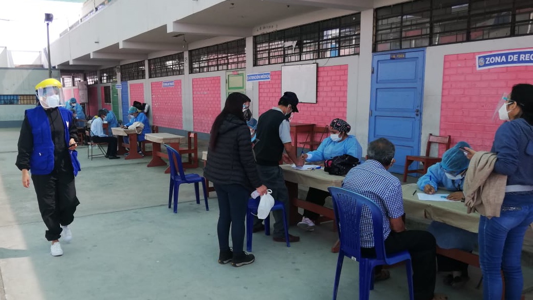 Foto de personas inscribiéndose para vacunarse