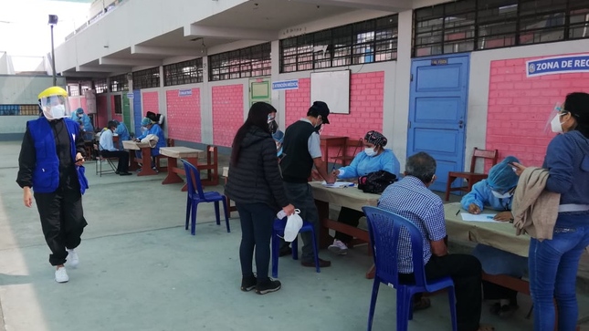 Foto de personas inscribiéndose para vacunarse