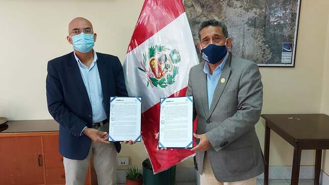 El presidente del Consejo Nacional para la Integración de la Persona con Discapacidad - CONADIS, Marco Antonio Gamarra La Barrera,  y el Gobernador Regional Cajamarca,  Mesías Guevara Amasifuen 