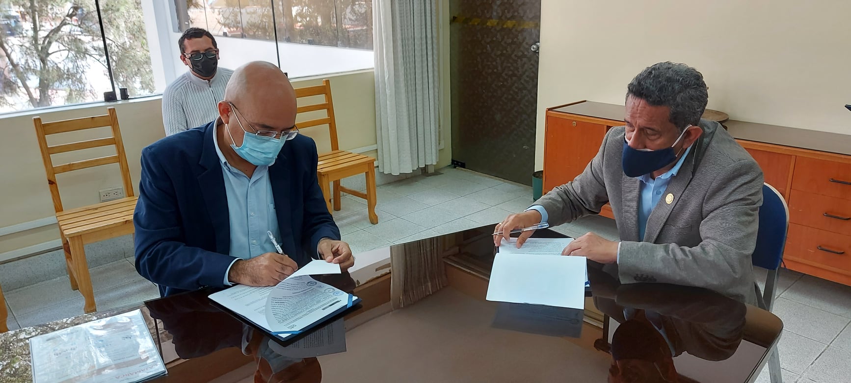 El presidente del Consejo Nacional para la Integración de la Persona con Discapacidad - CONADIS, Marco Antonio Gamarra La Barrera, y el Gobernador Regional Cajamarca, Mesías Guevara Amasifuen firman convenio.