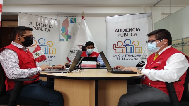 Imagen JPG de tres colaboradores de la Contraloría sentados en una mesa ovalada con sus laptops participando de la Audiencia Pública Virtual “La Contraloría te escucha” Amazonas.