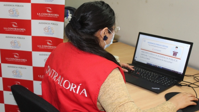 Imagen JPG de colaboradora de la Contraloría sentada en su escritorio revisando información de la audiencia pública virtual “La Contraloría te escucha” Condesuyos, Arequipa.