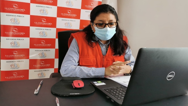 Imagen JPG de colaboradora de la Contraloría sentada en su escritorio con su laptop participando de la audiencia pública virtual “La Contraloría te escucha” en Ayacucho.