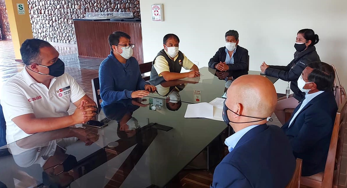 Reunión de autoridades del Conadis y funcionarios de la municipalidad distrital de Baños del Inca, encargados de la administración del Complejo Turístico
