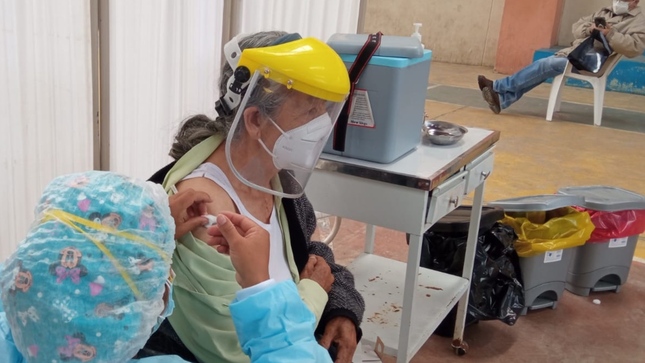 Foto de persona siéndo vacunada
