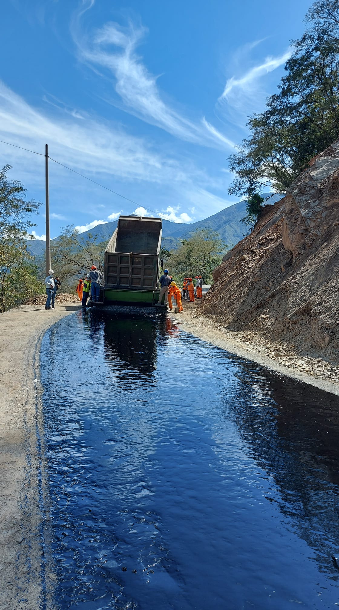 Restringen tránsito vehicular por colocación de carpeta asfáltica en vía Pavayoc - Morro San Juan - Km 2 a Huayanay
