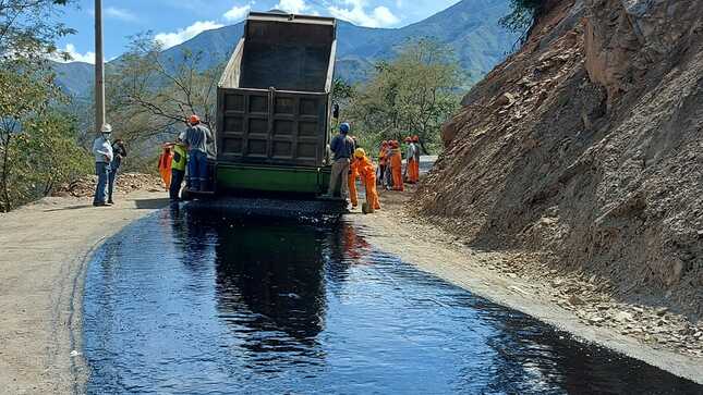 Restringen tránsito vehicular por colocación de carpeta asfáltica en vía Pavayoc - Morro San Juan - Km 2 a Huayanay