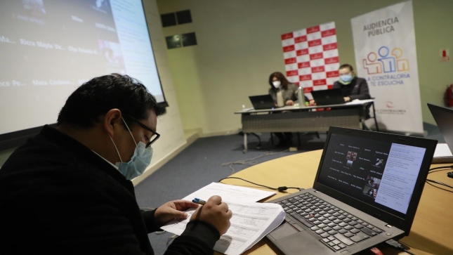 Imagen JPG de tres colaboradores de la Contraloría sentados en su escritorio participando de la audiencia pública virtual “La Contraloría te escucha” en Piura.