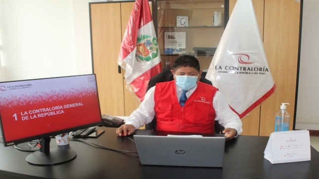 Imagen JPG de colaborador de la Contraloría sentado en su escritorio con su laptop participando en la audiencia pública virtual “La Contraloría te escucha” Oyón, Lima Provincias.