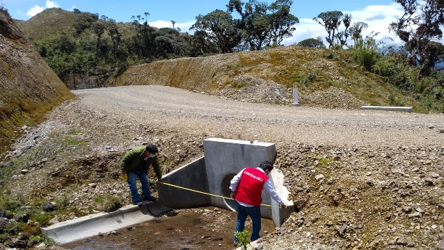 Colaboradores de la Contraloría supervisando obra vial en Amazonas