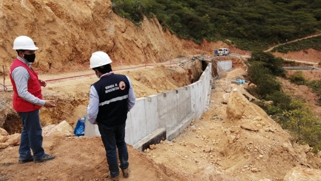 Imagen JPG de colaborador de la Contraloría junto a otra persona supervisando carretera Sánchez Carrión en La Libertad.
