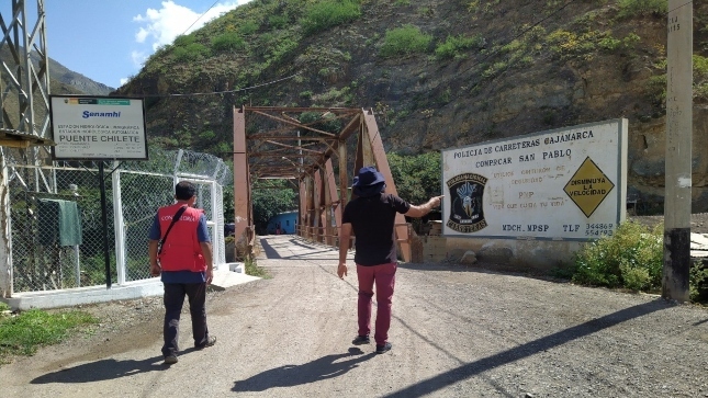 Imagen JPG de colaborador de la Contraloría supervisando construcción de puente en la Municipalidad de Chilete, Cajamarca.