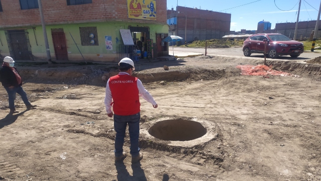 Imagen JPG de colaborador de la Contraloría supervisando construcción de pistas y veredas en Puno.