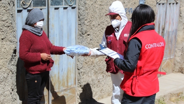 Imagen JPG de colaborador de la Contraloría supervisando entrega de kits de abrigo en zonas de friaje.