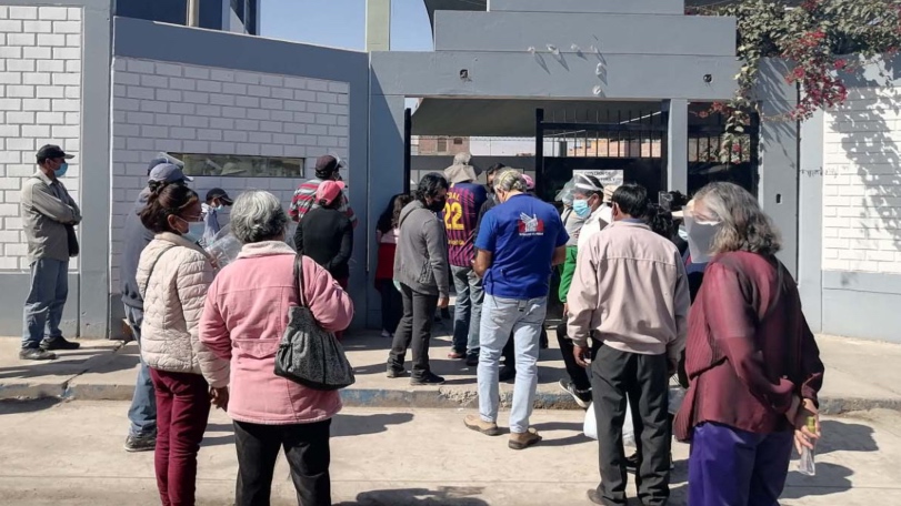 Foto de personas adultas mayores en exterior de local de vacunación