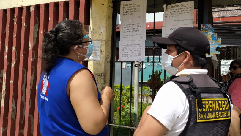 Foto de comisionada de la Defensoría del Pueblo en frontis de municipio.