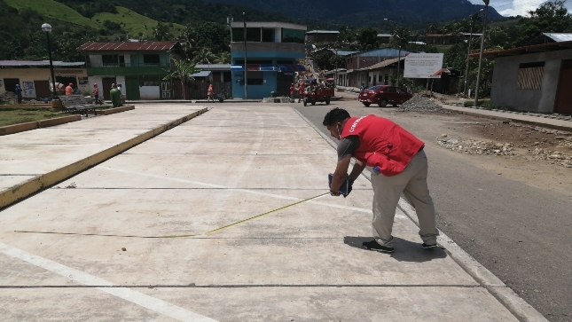 Imagen JPG de colaborador de la Contraloría supervisando obra vecinal en la Municipalidad Provincial de Huallaga, San Martín