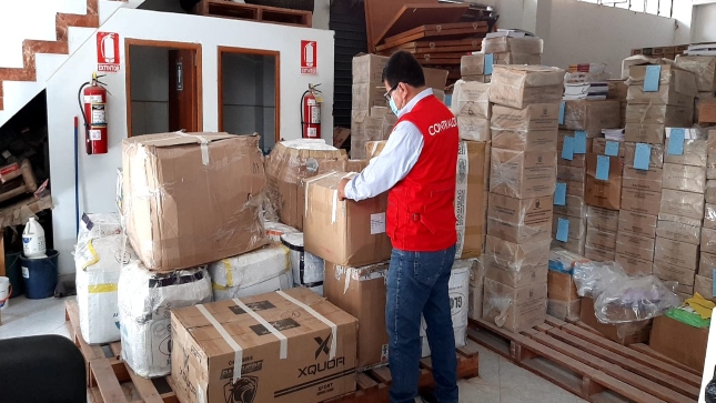 Imagen JPG de colaborador de la Contraloría supervisando compra de mascarillas y protectores faciales en Unidad de Gestión Educativa Local Ambo, Huánuco.