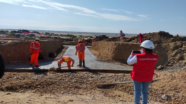 Imagen JPG de colaborador de la Contraloría supervisando construcción de carretera La Costanera 2 en Piura.