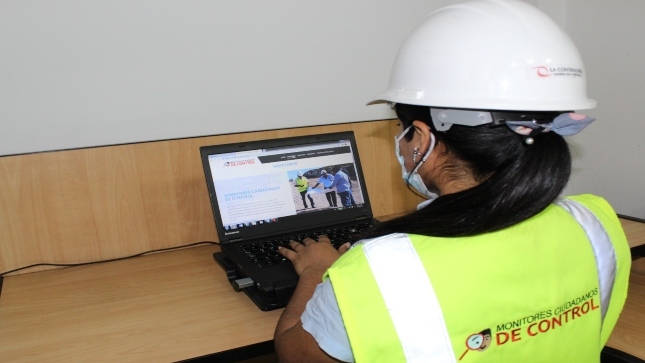 Archivo JPG de colaborador de la Contraloría sentado en su escritorio revisando información en su laptop sobre Monitores Ciudadanos de Control.