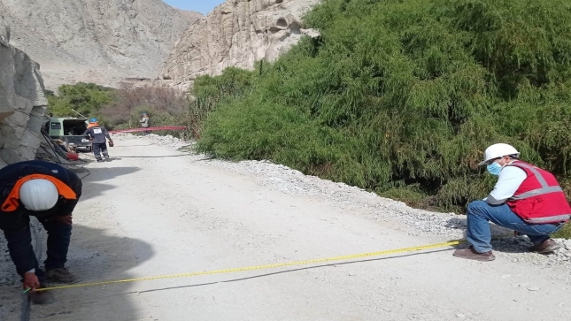 Archivo JPG de colaboradores de la Contraloría supervisando vías vecinales de Aylloque-Piedra Liza en Chincha, Ica.