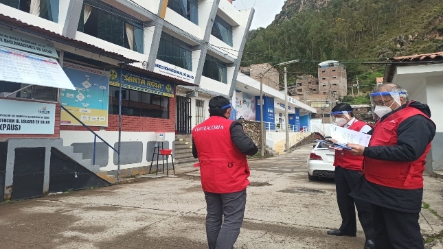 Imagen JPG de tres colaboradores de la Contraloría en los exteriores de Dirección Regional de Salud (Diresa) Huancavelica.