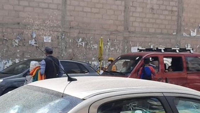 Foto de un niño vendiendo en una vía