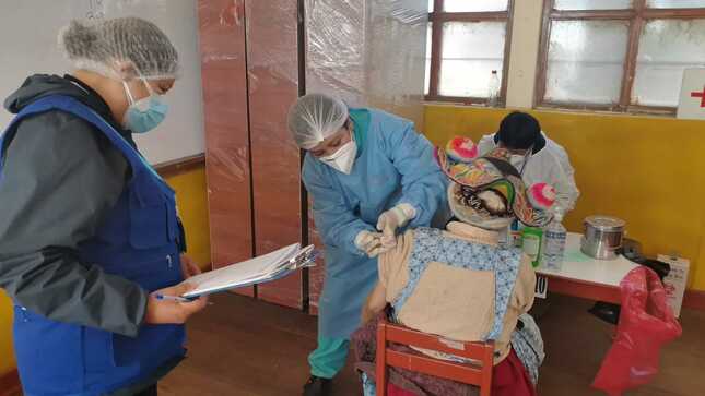 Foto de personas vacunandose