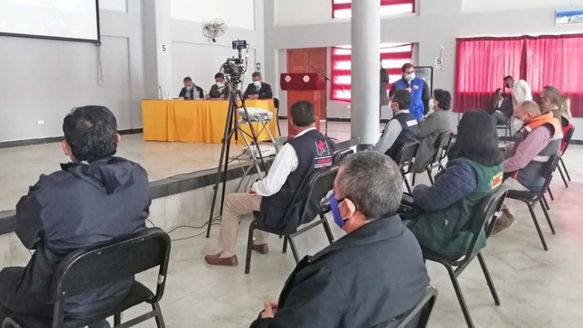 Foto de autoridades locales en reunión