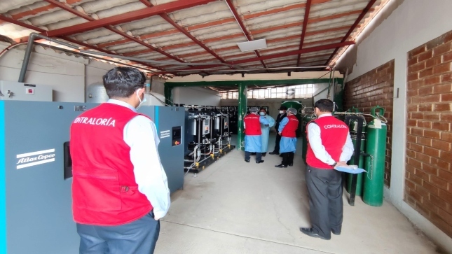Imagen JPG de colaboradores de la Contraloría supervisando plantas generadoras de oxígeno en Amazonas.