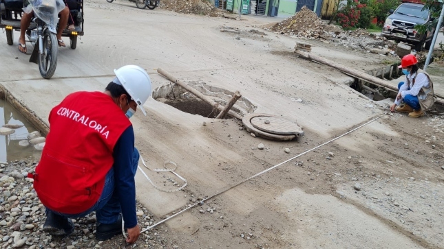 Imagen JPG de colaborador de la Contraloría supervisando construcción de pistas y veredas en Juanjuí, San Martín.