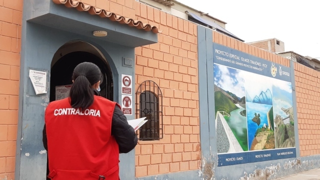 Imagen JPG del colaborador de la Contraloría en los exteriores de la sede del Proyecto Especial Olmos Tinajones.