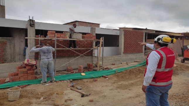 Imagen JPG de colaborador de la Contraloría supervisando obra de construcción del colegio Mafalda Lama en Tumbes.