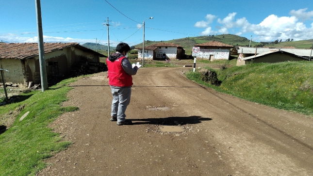 Imagen JPG de colaborador de la Contraloría supervisando trocha que une seis caseríos en el distrito de Santiago de Chuco en La Libertad.