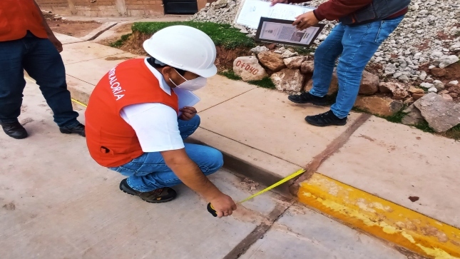 Imagen JPG del colaborador de la Contraloría supervisando obra de pavimentación en Saurama en Ayacucho.