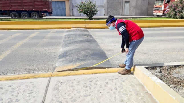 Imagen JPG de colaborador de la Contraloría supervisando obra vial en Moquegua.