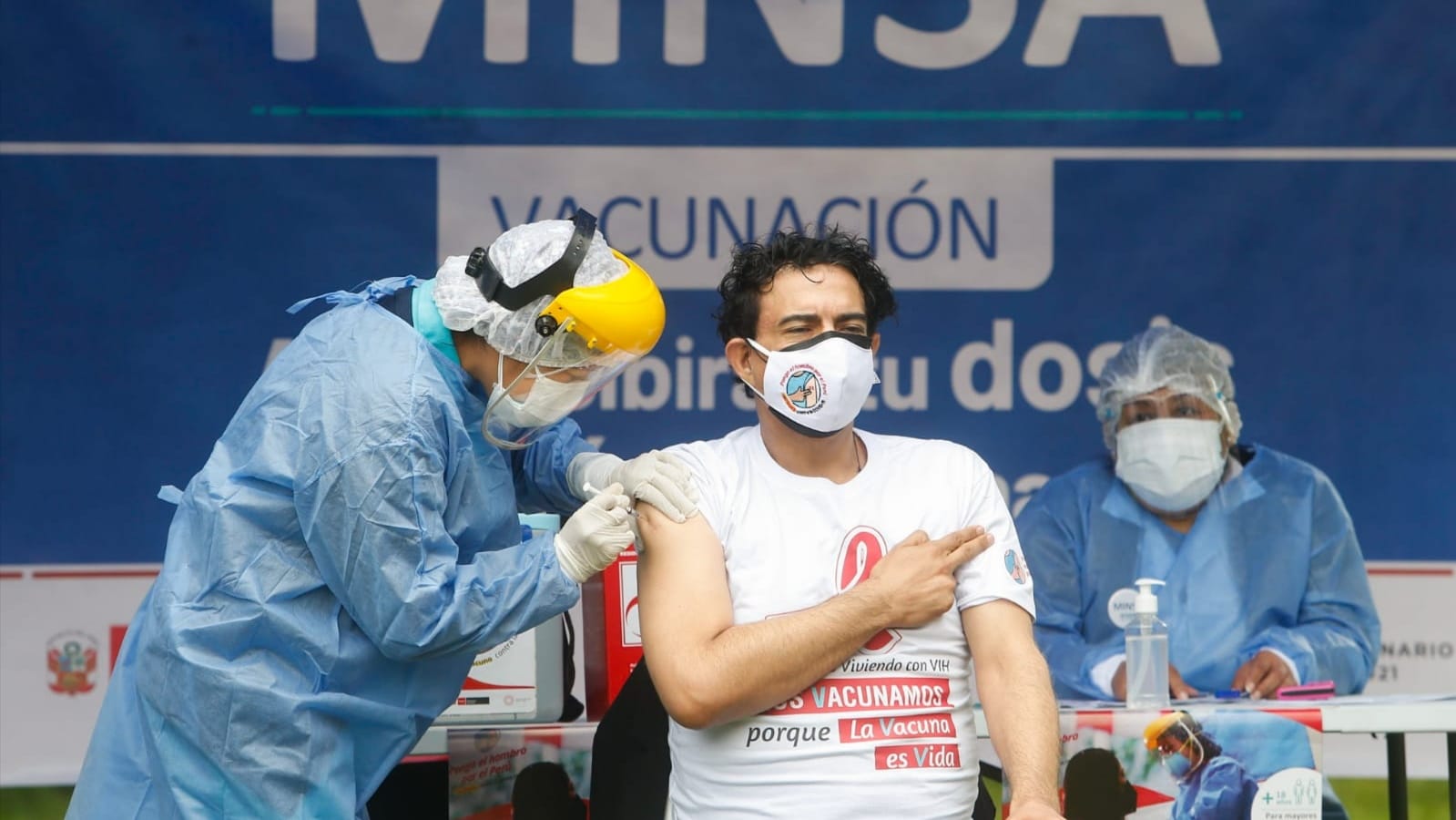 Minsa inicia vacunación contra la COVID-19 de 87 000 personas viviendo con VIH