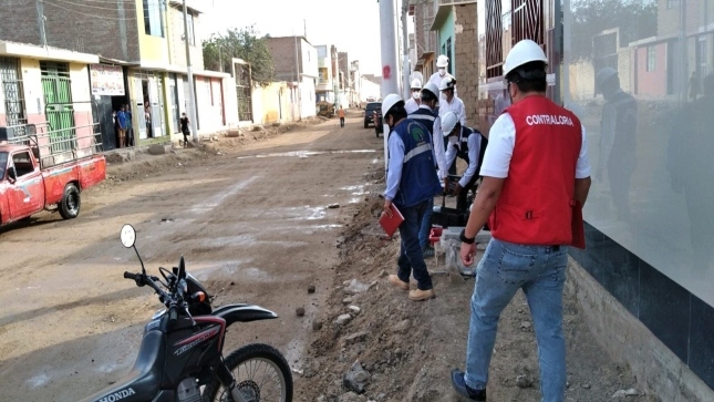 Imagen JPG de colaborador de la Contraloría junto a otras personas supervisando obras vehiculares y peatonales en la Municipalidad Provincial de Ferreñafe.