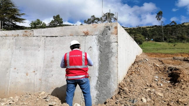 Imagen JPG de colaborador de la Contraloría supervisando construcción de planta de oxígeno en Municipalidad Provincial de Ayabaca, Piura.