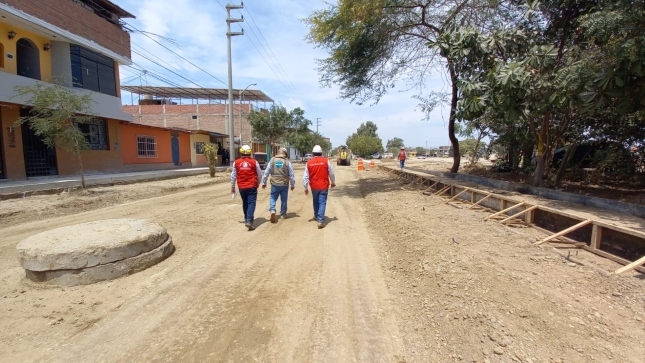 Imagen JPG de colaboradores de la Contraloría supervisando la construcción de pista en Piura