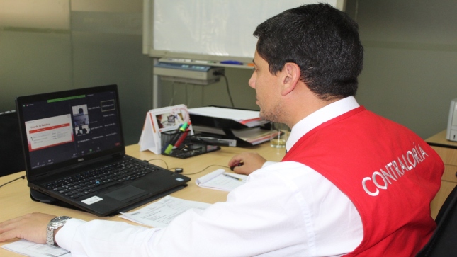 Imagen JPG de colaborador de la Contraloría sentado en su escritorio participando en la audiencia pública virtual “La Contraloría te escucha” en la provincia de Condesuyos, Arequipa.