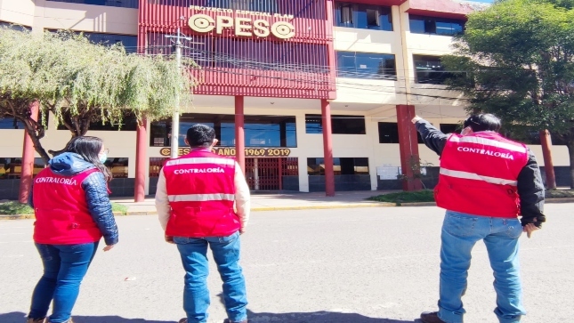 Imagen JPG de tres colaboradores de la Contraloría en los exteriores de la sede del Proyecto Especial Regional - Plan COPESCO, unidad ejecutora del Gobierno Regional de Cusco.