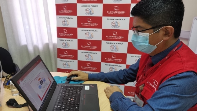 Imagen JPG de colaborador de la Contraloría sentado en su escritorio y participando de la Audiencia Pública virtual Loreto.
