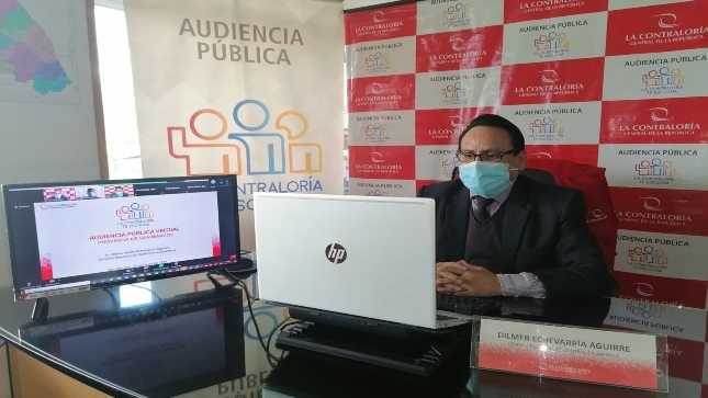 Imagen JPG de colaborador de la Contraloría sentado en su escritorio con su laptop participando de la Audiencia Pública virtual en San Pablo, Cajamarca.