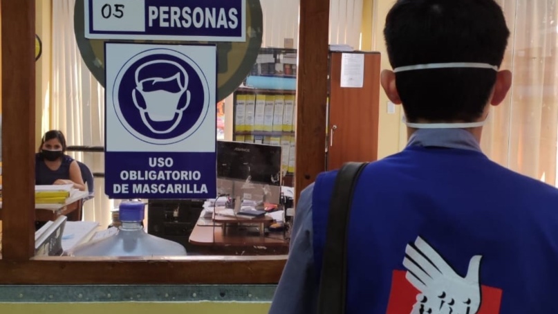 Foto de comisionado de la Defensoría del Pueblo en oficina del PAC