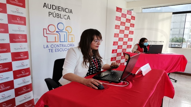 Imagen JPG de colaboradoras de la Contraloría sentadas en su escritorio con su laptop participando en la Audiencia Pública virtual Apurímac.