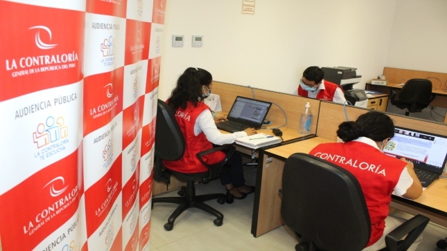 Imagen JPG de colaboradores de la Contraloría trabajando en una oficina.