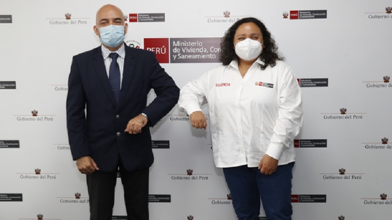 El presidente del Conadis, Marco Antonio Gamarra La Barrera y la Ministra de Vivienda, Construcción y Saneamiento, Solangel Fernández chocan sus puños por la firma del convenio.